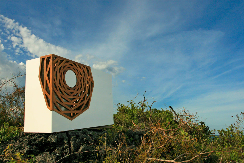 White Hanako Console Table Oggetti